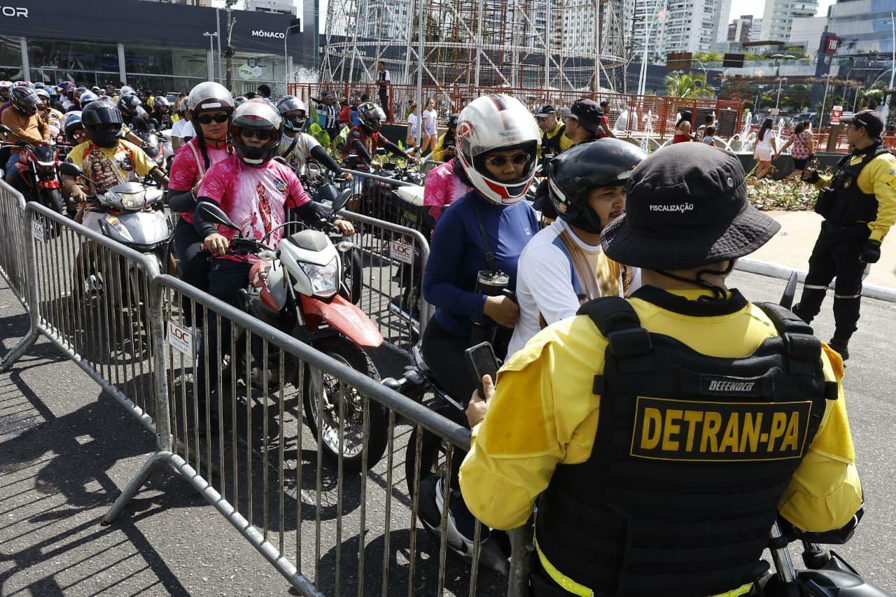 A imagem em destaque mostra a fiscalização do Detran.
